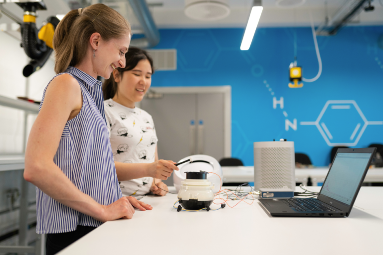 Femmes en train de programmer un robot